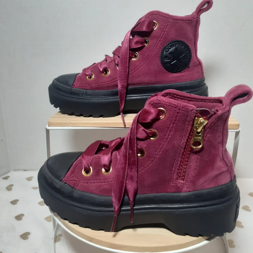 🔥3/$70 🎉S-HP🎉 Converse Girls Hi-Top Sneakers